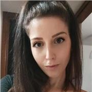 Studentessa universitaria impartisce lezioni di matematica per bambini e ragazzi delle scuole elementari e medie